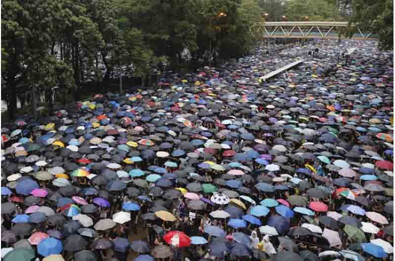 1,7 millones de personas desafían a la policía en Hong Kong