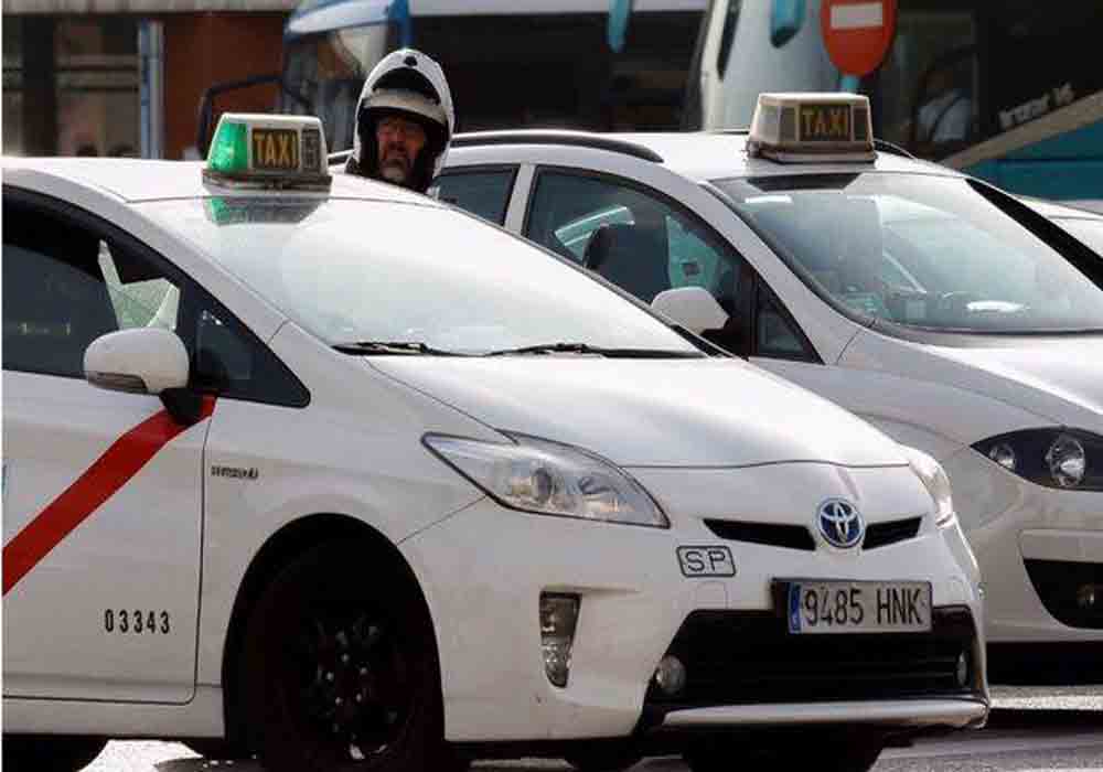 Los taxistas de Madrid exigen la regulación de los VTC