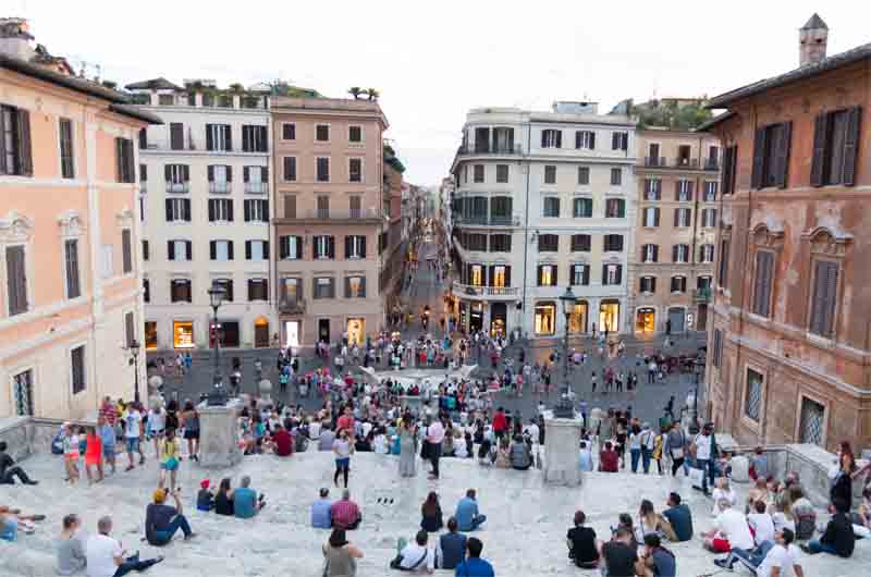 400 € de multa por sentarse en la plaza España de Roma