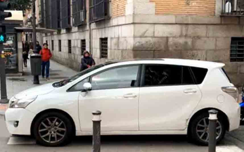 Esperanza Aguirre se queda con su coche en mitad de un paso de cebra