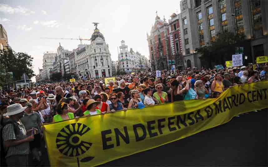 Los taxistas exigen que se cumplan las medidas anticontaminación en Madrid