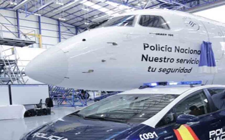 Air Europa presenta un avión con el nombre “Policía Nacional. Nuestro servicio, tu seguridad”