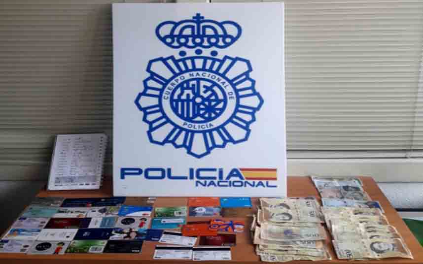 La policía detiene en el Aeropuerto de Barajas a dos personas por clonar tarjetas bancarias