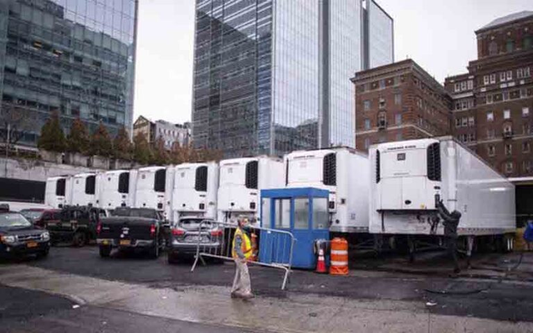Camiones refrigerados convertidos en morgues en pleno Manhattan