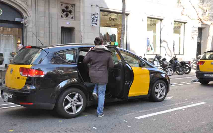 El Área Metropolitana de Barcelona acuerda un plan de choque con el sector del taxi