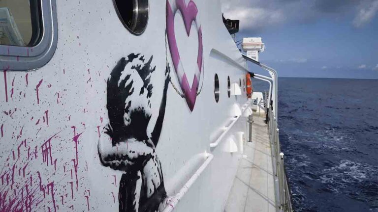 Banksy financia el barco de rescate de refugiados que opera en el Mediterráneo