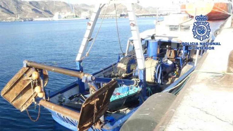 Detenidos dos “pateristas” que trasladaban a 79 argelinos a bordo de un pesquero