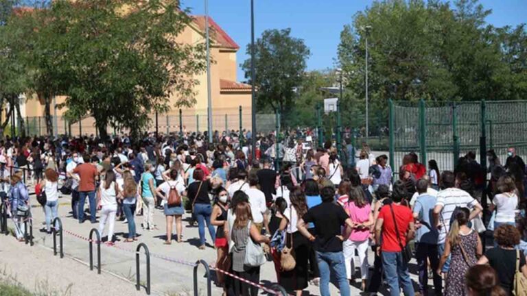 Madrid duplica los contagios en un día y suspende los tests a los maestros