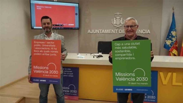 Un concejal de Valencia simula que habla inglés con mascarilla mientras le hacen «playback»