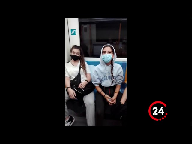 Investigan a tres adolescentes por insultos racistas a una pareja en el metro