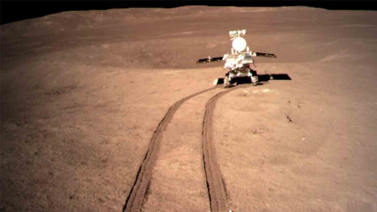 El rover lunar de China viaja 565 metros en el lado lejano de la luna