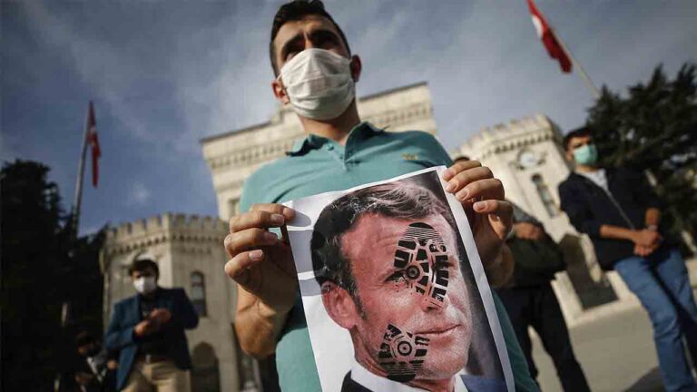 Se extiende la ira islámica por el respaldo de Macron a las caricaturas de Mahoma