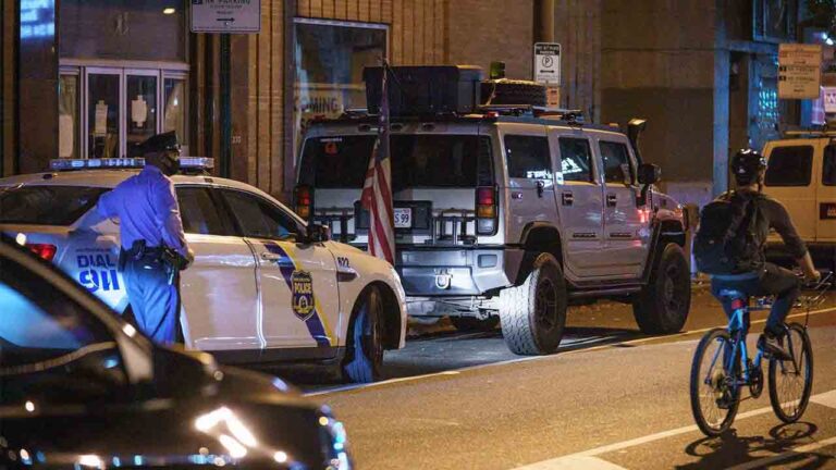 La policía arresta a hombres armados en Filadelfia, al lado de la oficina de conteo de votos