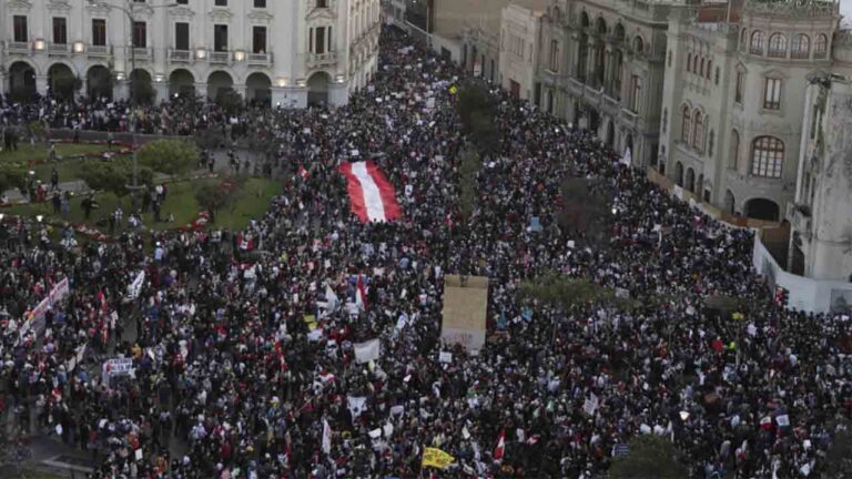 Manifestaciones en todo Perú después de la destitución del presidente