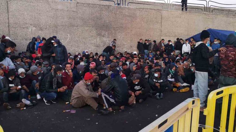 Más de 2.300 migrantes han llegado a dormir esta semana en un muelle de Gran Canaria