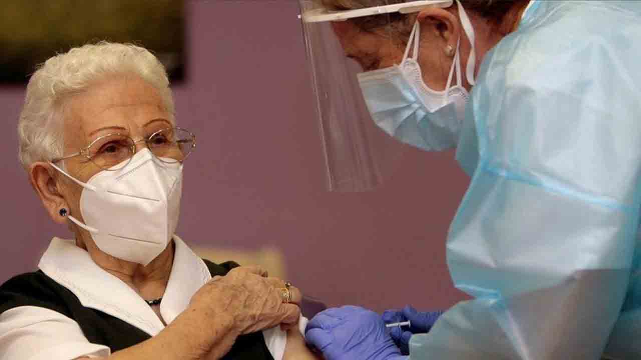 Araceli, de 96 años recibe la primera vacuna contra la Covid-19