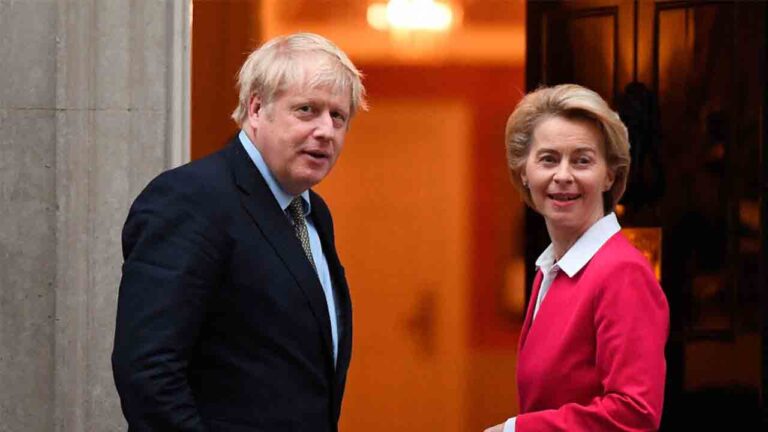 Johnson y la UE prometen hacer un 'esfuerzo adicional' para resolver el Brexit