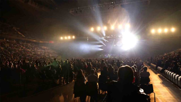 Raphael da un concierto con 5.000 personas en Madrid peso a los contagios