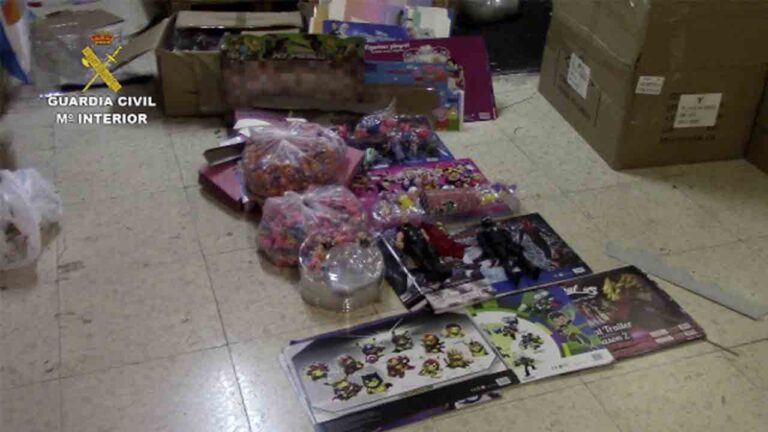 Incautados 30.000 juguetes falsificados en cinco centros mayoristas de Murcia