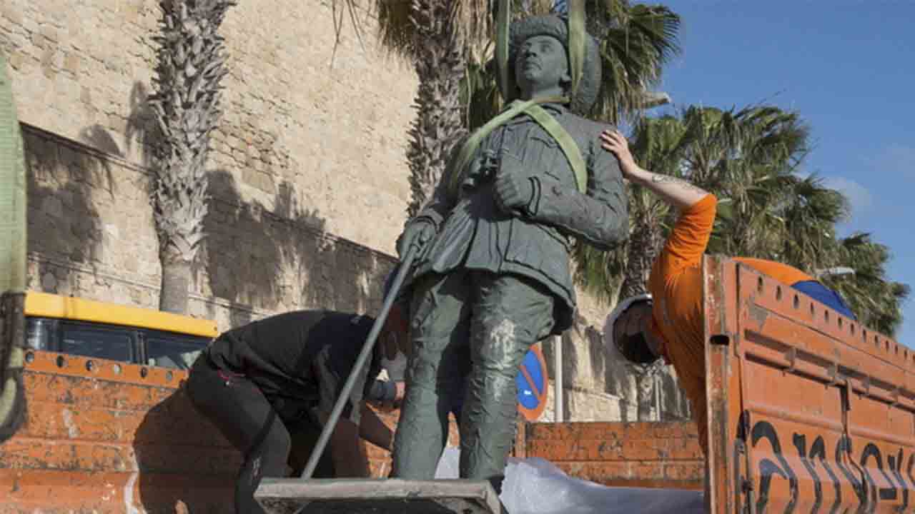 Melilla retira la última estatua de Franco que quedaba en España