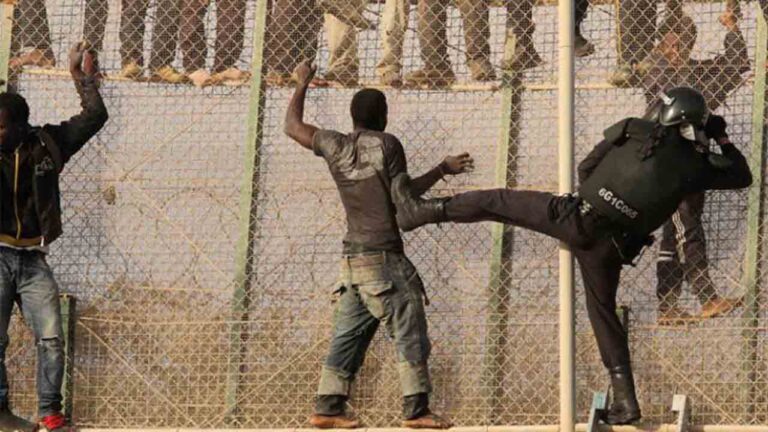 La policía marroquí acusada de incendiar refugios de migrantes en la valla de Melilla