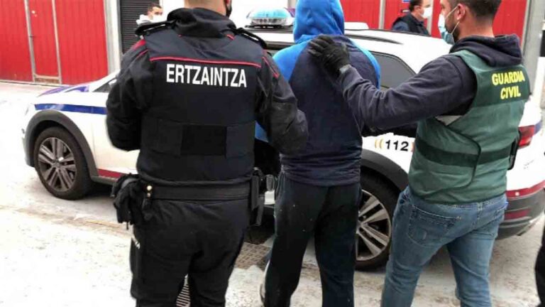 Desmantelado un punto de venta de drogas en Bizkaia