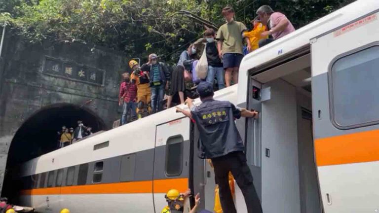 Un tren descarrila en Taiwan y deja al menos 36 muertos