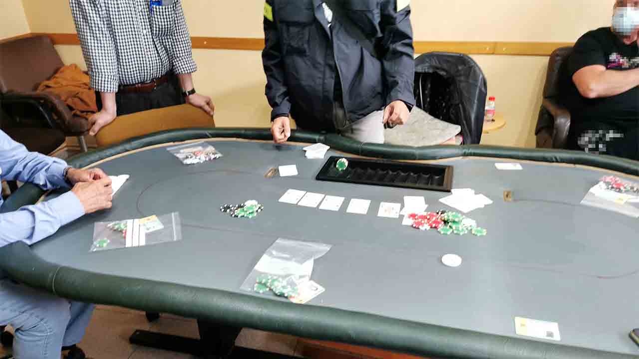 Desmantelan una partida ilegal de póquer e intervienen más de 6.000 euros