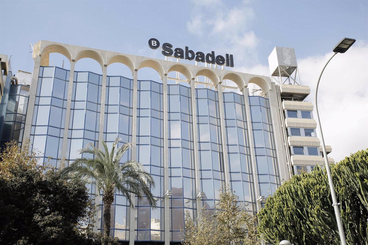 Sabadell recibe más de 2.100 peticiones para adherirse al ERE, un 52% más de las salidas mínimas pactadas
