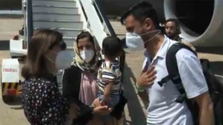Llegan a Torrejón 294 colaboradores afganos evacuados por el Gobierno