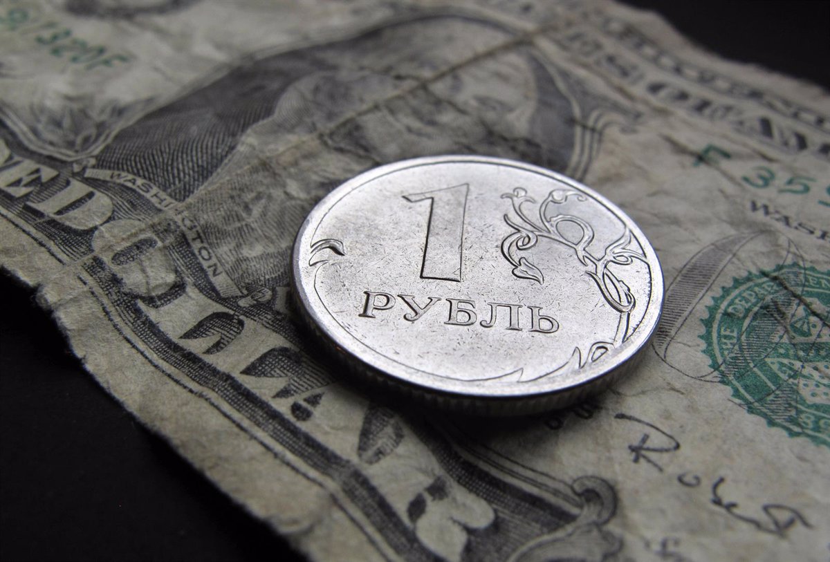El rublo mejora su cotización frente al dólar y el euro tras la intervención del Banco Central de Rusia