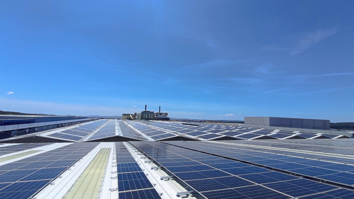 Vidrala instala placas solares en su planta de Castellar del Vallès (Barcelona)