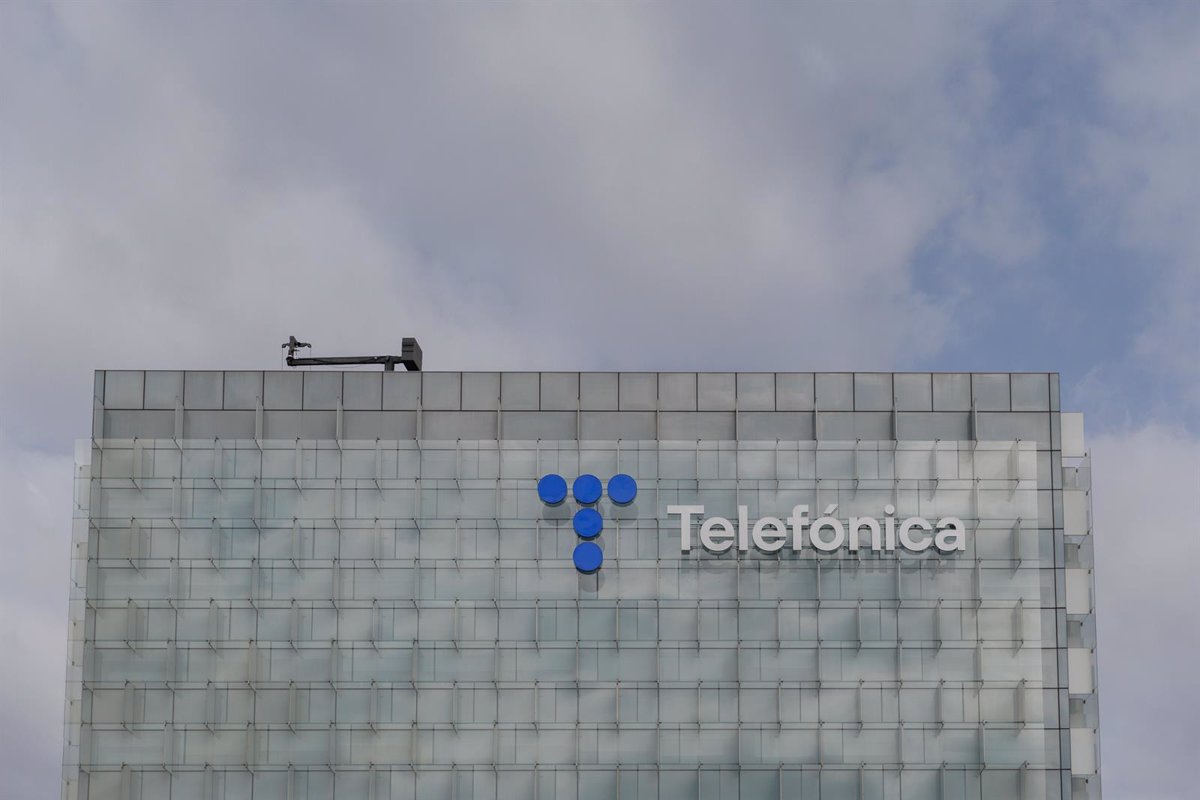 Telefónica cierra por encima de 4 euros por primera vez desde mayo y la plusvalía de STC roza los 200 millones