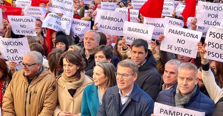 Azcón critica las «tragaderas» del PSOE al pactar con «herederos de los asesinos» para darles la alcaldía de Pamplona