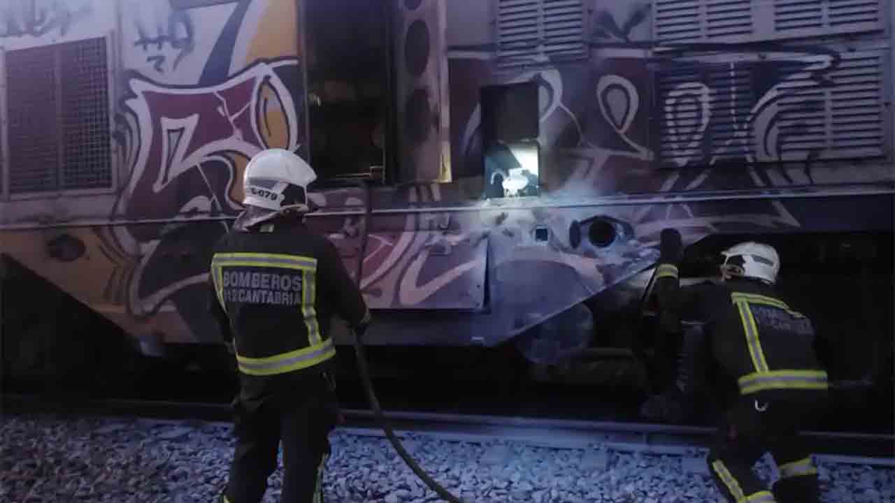 El incendio de un tren corta el tráfico ferroviario entre Cabezón de la Sal y Llanes
