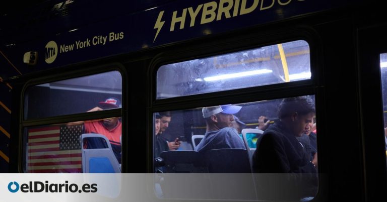 Nueva York endurece su política de acogida frente a el traslado de miles de migrantes en autobuses desde Texas